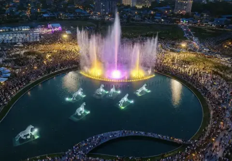 Более 30 тысяч человек собрались в Royal Central Park, чтобы увидеть крупнейшее шоу музыкальных фонтанов в Кыргызстане