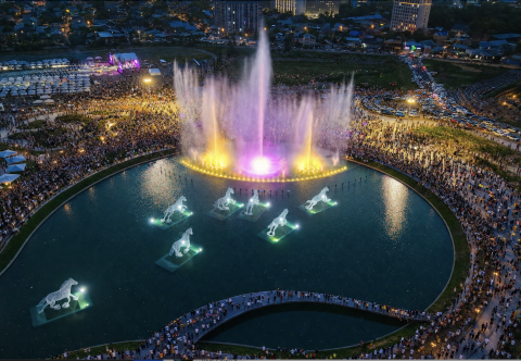 Кыргызстандагы эң ири музыкалык фонтандар шоусун көрүү үчүн Royal Central Park'ка 30 000ден ашуун адам чогулду