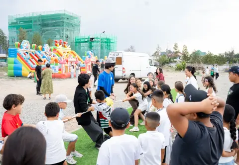 Кыргызстандагы эң ири музыкалык фонтандар шоусун көрүү үчүн Royal Central Parkка 30 000ден ашуун адам чогулду