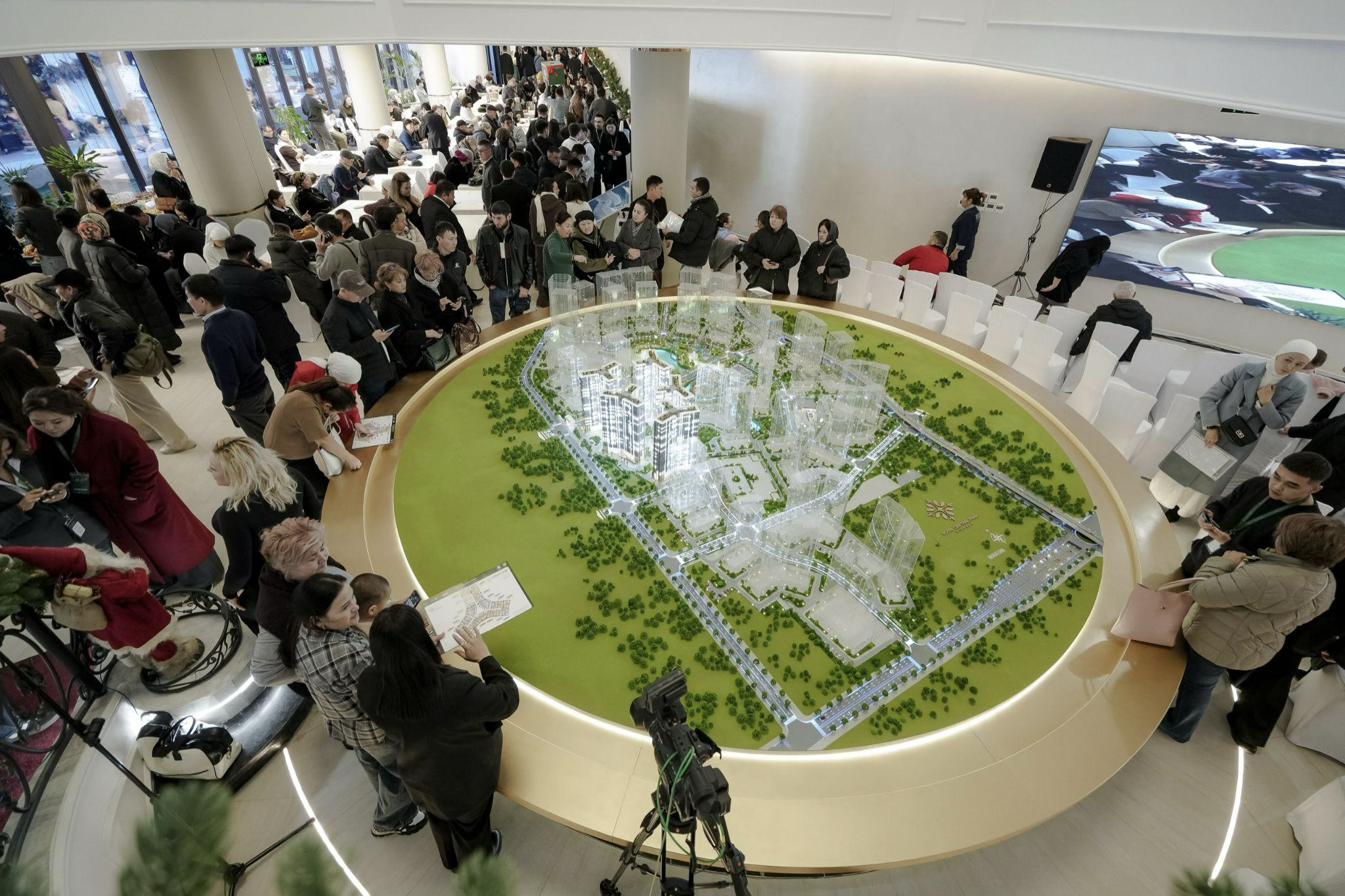 Клиенты, получающие консультации на мероприятии &laquo;The Essence &ndash; Центр инвестиционного притяжения, начало процветания&raquo;